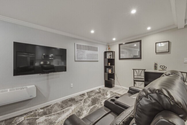 Building Photo - Newly remodeled apartment walk to the lake