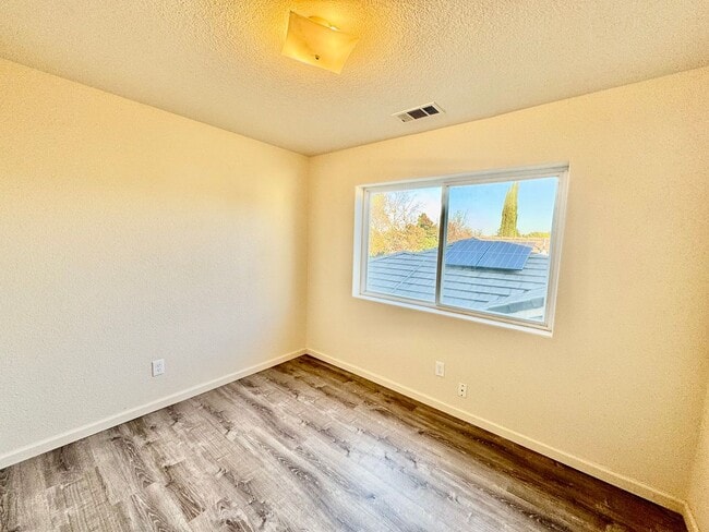 Building Photo - REDUCED!!! 4 Bedroom, 3 Bath Tri-Level Hom...