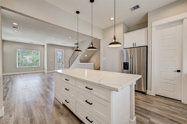 Building Photo - 1302 W 24th St