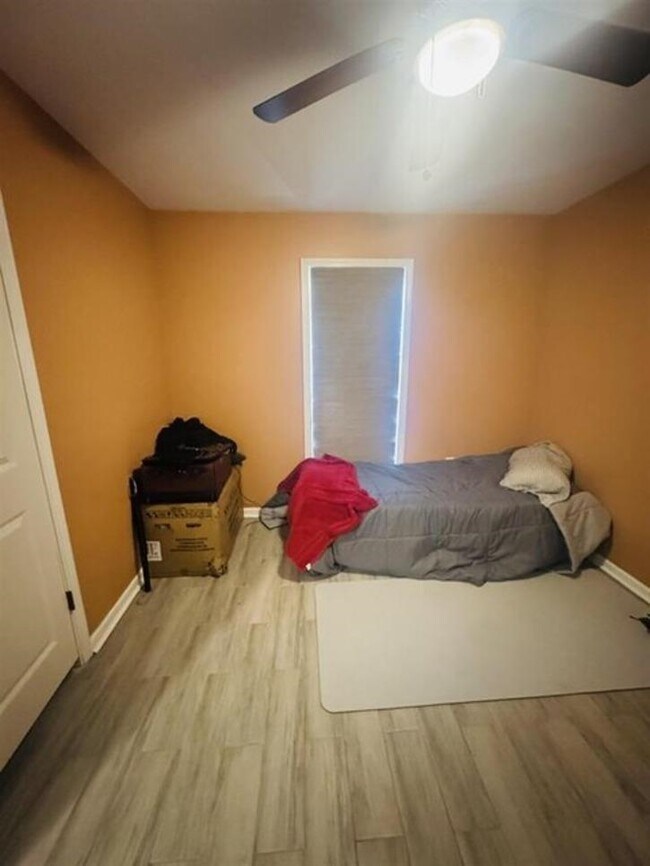 Building Photo - 6615 Hartford Dr