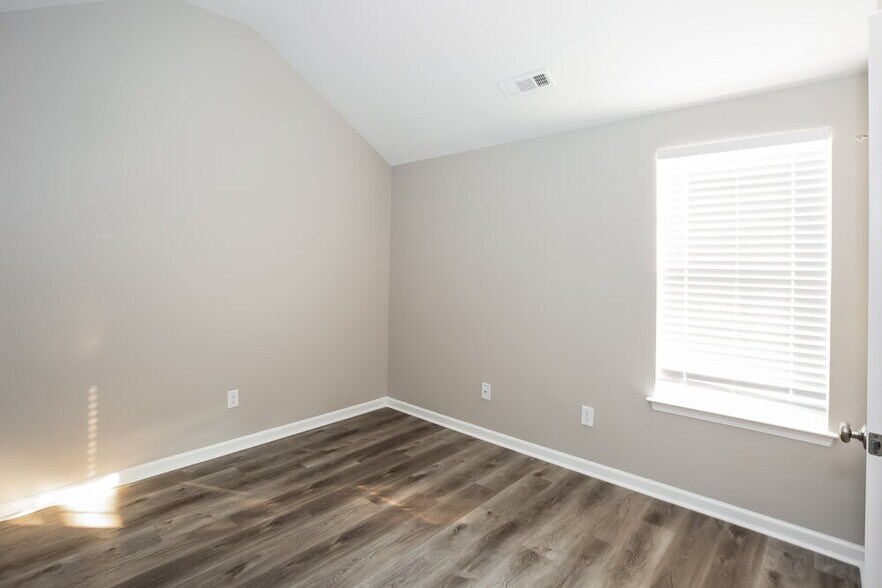 Building Photo - 1565 Kindred Cir NW