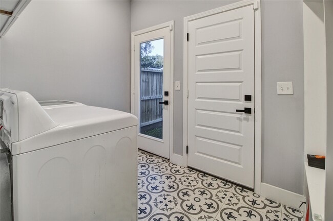 Building Photo - 811 Paul Quinn St