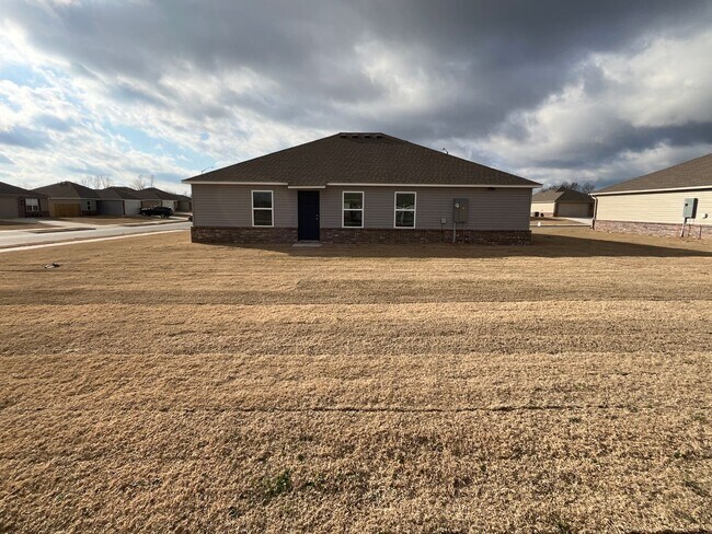 Building Photo - Your Next Home Awaits! | Pre-Leasing a Spacious 4-Bed, 2-Bath Home in Somerset