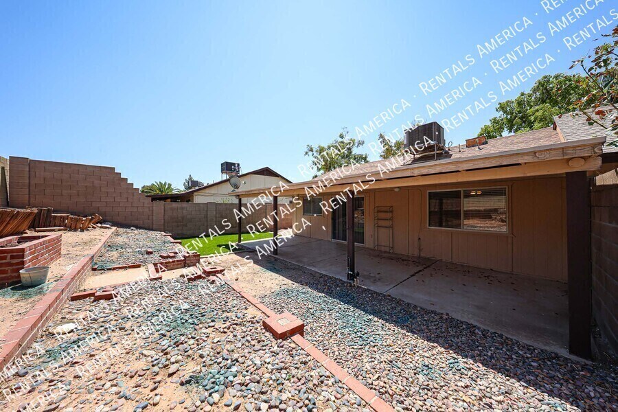 Building Photo - 2834 E Isabella Ave