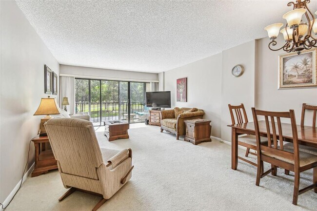 Building Photo - 2700 Cove Cay Dr