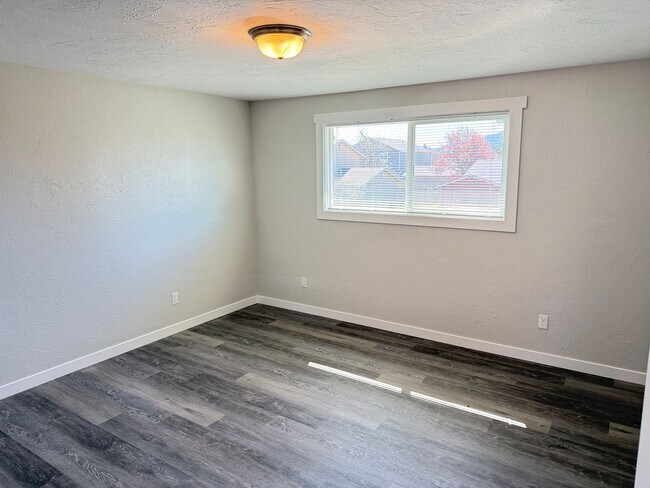 Building Photo - New 2 bed 1 1/2 bath duplex in Springfield!