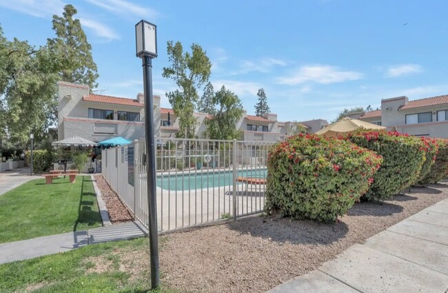 Building Photo - 985 N Granite Reef Rd