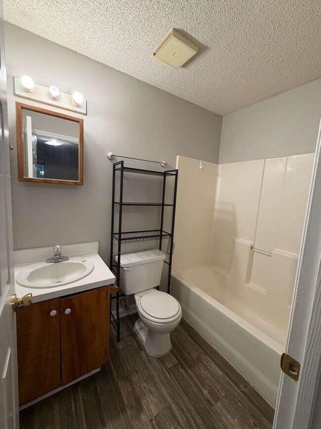 Building Photo - 302 Admiral's Walk Dr