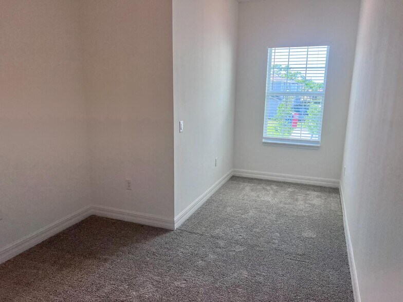 Building Photo - 6040 Praza Ln