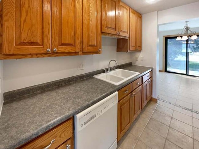 Building Photo - 3 Bed Shoreview Townhome