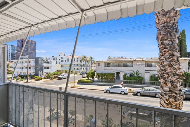 Building Photo - 978 Barrington - steps to San Vicente in prime Brentwood!