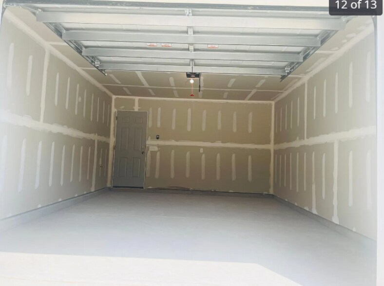 Building Photo - 15620 Country House St