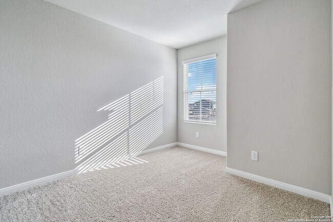 Building Photo - Luxury Townhome in Abbott Run!