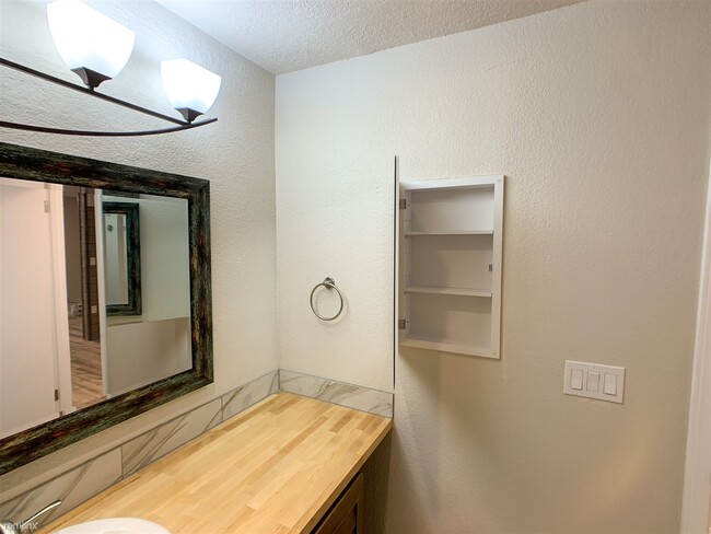 Building Photo - 1 br, 1 bath Condo - 1150 Sunset Boulevard...