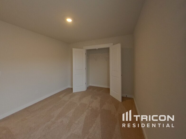 Building Photo - 1209 Crested Iris St