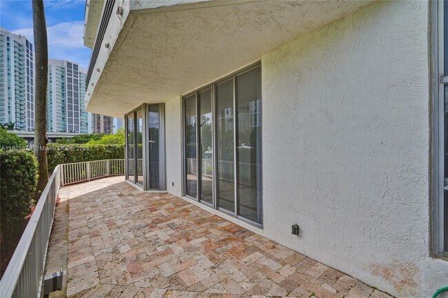 Building Photo - 3500 Mystic Pointe Dr