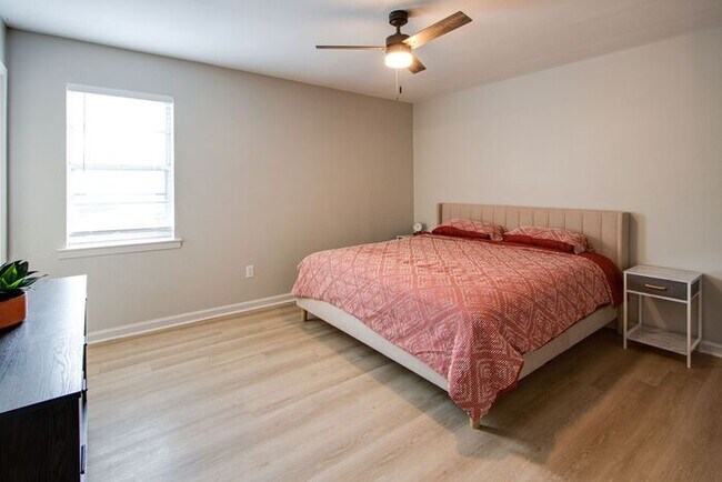 Building Photo - FIRST FULL MONTHS RENT FREE WITH A 13 MONT...