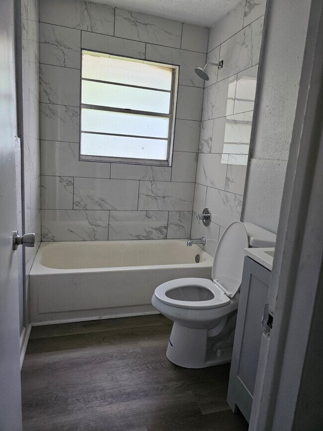 Building Photo - 1407 W 31st St