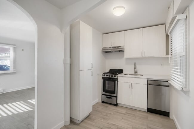 Building Photo - Updated 1 bed with flex space and yard