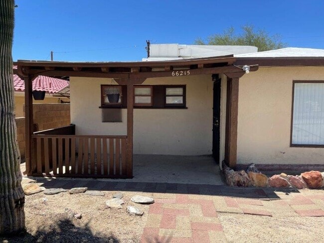 Building Photo - 2 Bed +1 Bath SINGLE FAMILY HOME + HUGE ba...