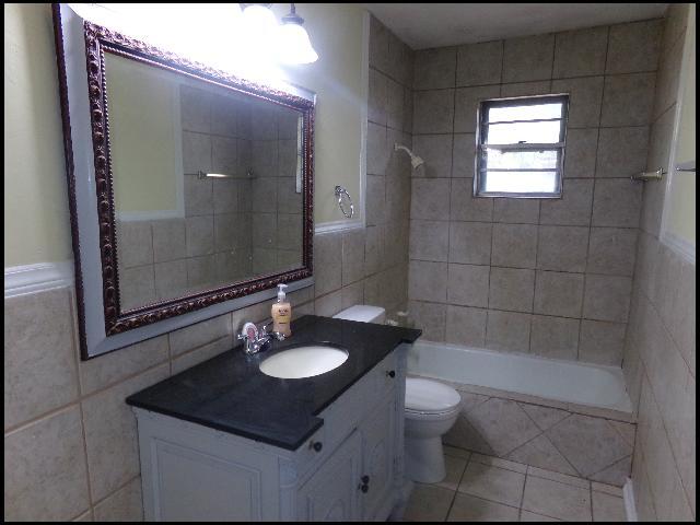 Building Photo - 511 Shirley Cove