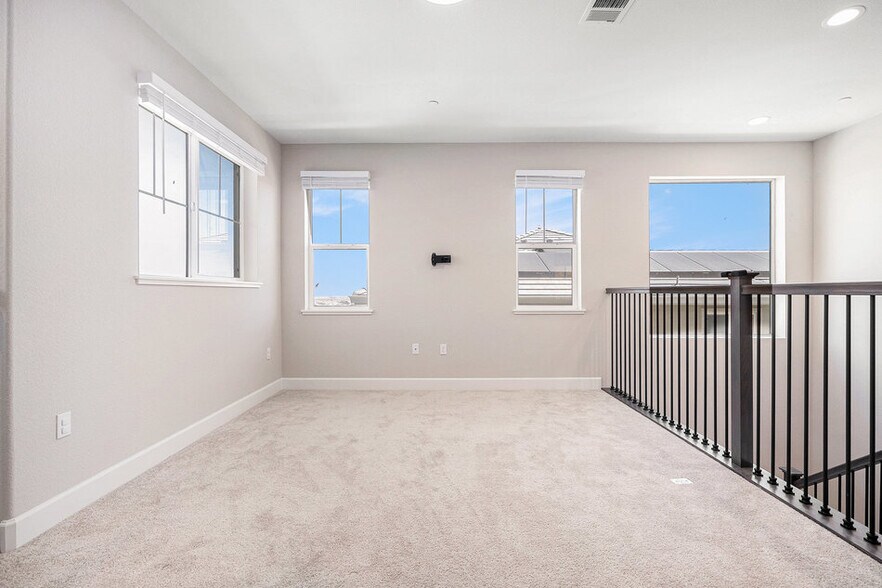 Building Photo - 31 Cortina Ct