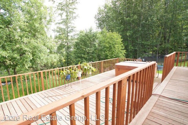 Building Photo - 17049 Meadow Creek Dr