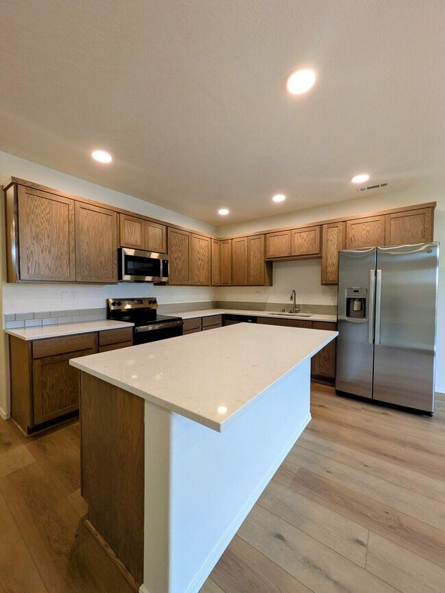 Building Photo - New Townhome for Rent in Southridge Area