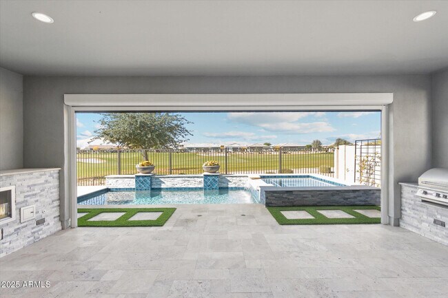 Building Photo - 11138 N San Clemente St