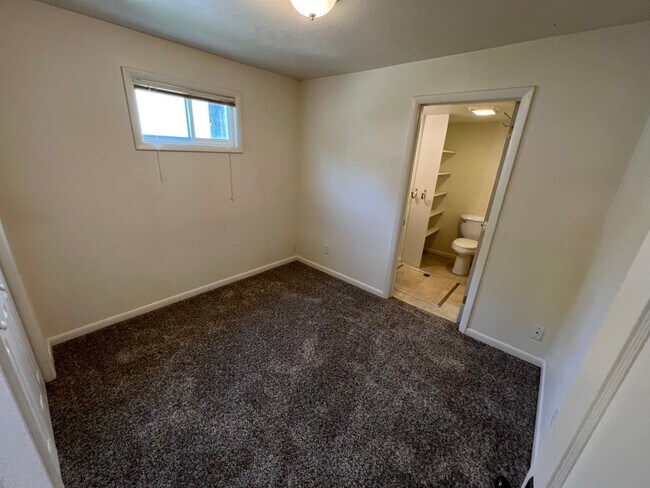 Building Photo - 102 E Park Ave