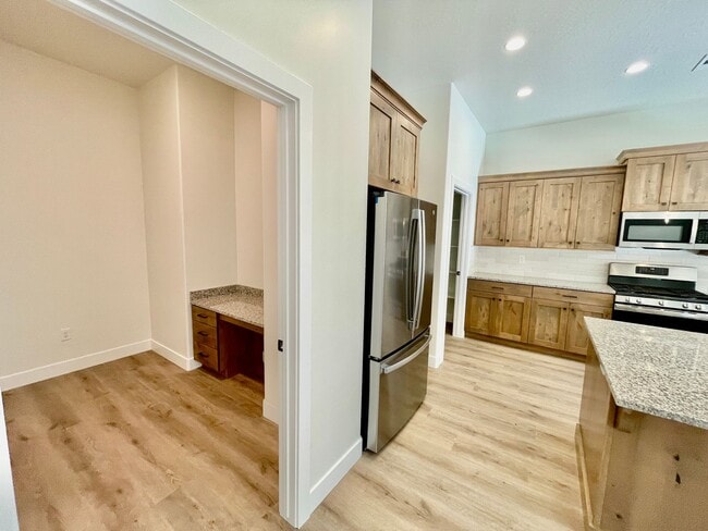 Building Photo - Beautiful Three Bedroom Home in Desert Cliffs