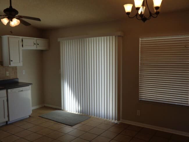 Building Photo - Beautiful One Story Home in Rosamond in Excellent Condition