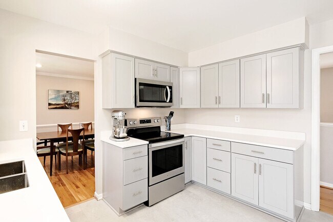 Building Photo - Spacious Pet-Friendly Hollymead Home With Updates