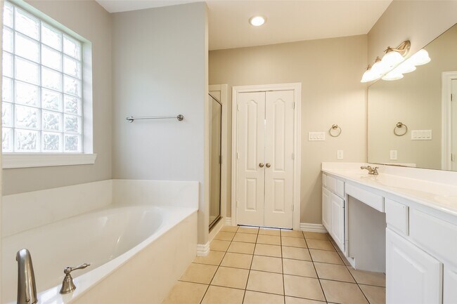 Building Photo - 13605 Falcon Ct