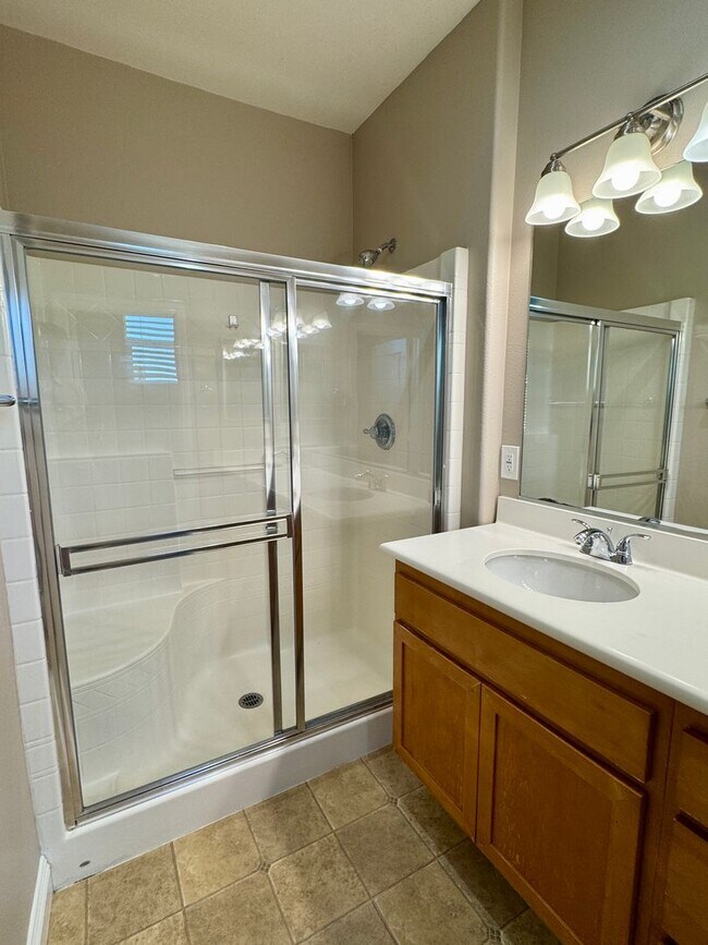 Building Photo - 3 Bed 2.5 Bath plus extra room Townhouse Style Condo / Attached 2 Car Garage