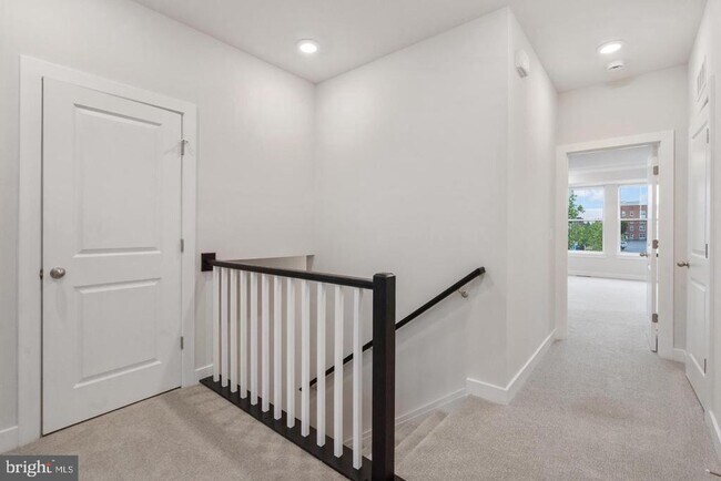 Building Photo - 45176 Drowes Ter