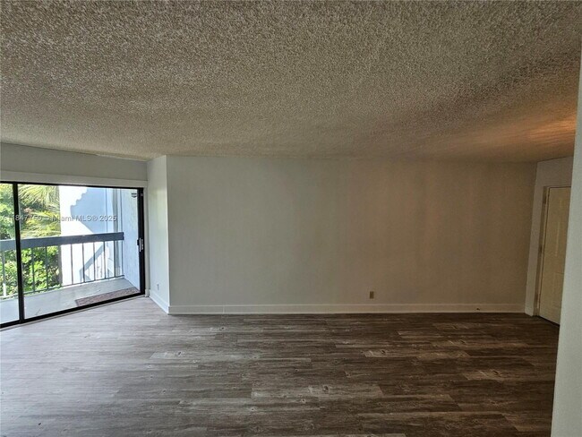 Building Photo - Cozy One Bedroom Condo close to Golf Course