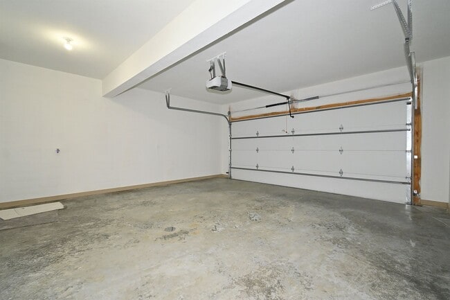 Building Photo - 3 Bedroom 2.5 bath 2 Car Garage   Duplex