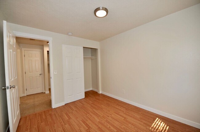 Building Photo - 1526 E Mary Ln