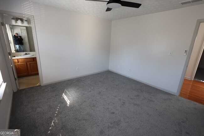 Building Photo - 5460 Hampton Ct