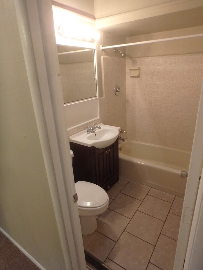 Building Photo - 1548 SW Shunga Dr