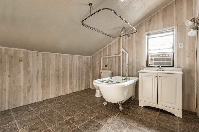 Building Photo - 1251 Kingston Rd