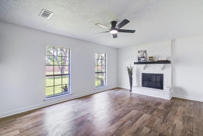 Building Photo - 402 Tresvant Dr