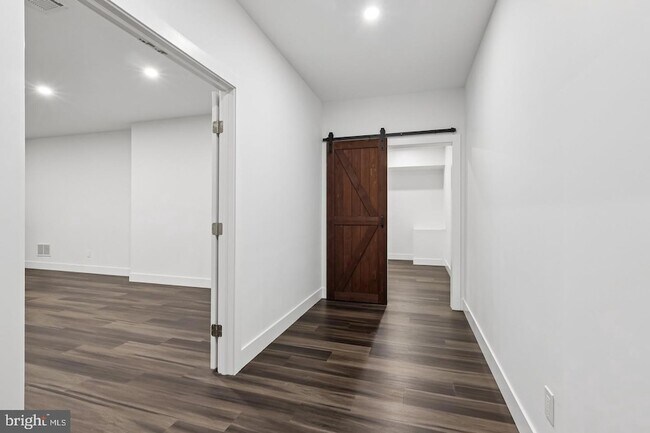 Building Photo - 2 Dogleg Ln