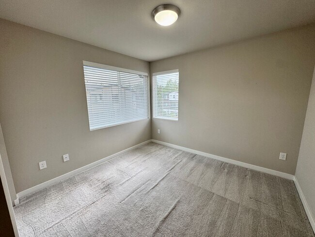 Building Photo - Village Crest Townhome!!!