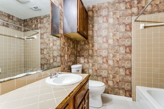 Building Photo - 3009 Hilltop Dr