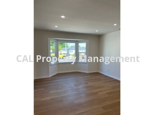 Building Photo - 2125 N Screenland Dr