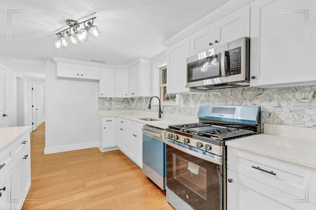 Building Photo - Newly Renovated 3 Bed / 2.5 Bath with Doub...