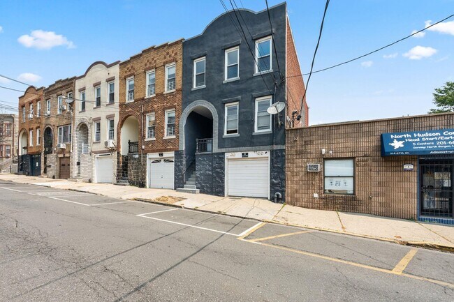 Building Photo - 320 67th St