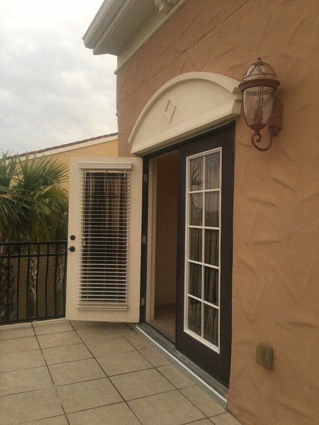 Building Photo - Spacious Two-Story Townhome-Bella Vista-2646 Bella Vista Dr Davenport FL 33897